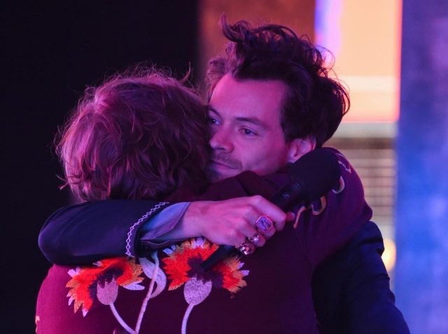 ハリー・スタイルズが人気シンガーと「キス」しているところを目撃される【動画アリ】