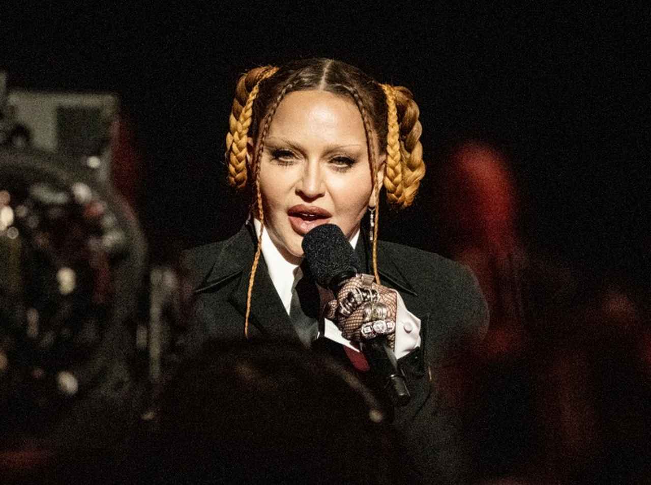 マドンナ「顔が違いすぎる」に反論、「ビッチたち、ひれ伏せよ!」