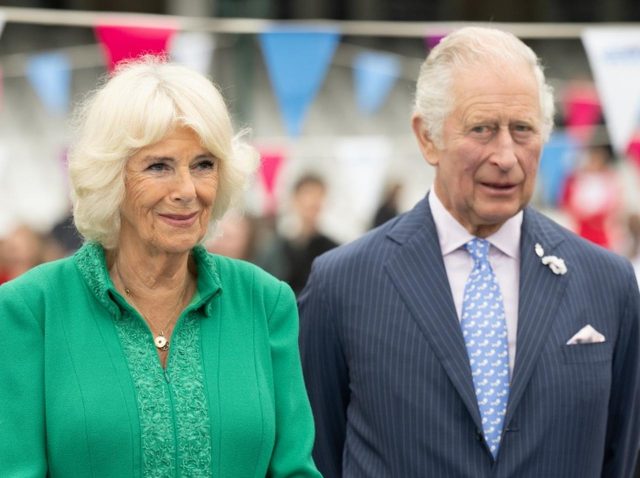 カミラ王妃がチャールズ国王のジャケットをそっと引っ張る＝「秘密の合図」だった