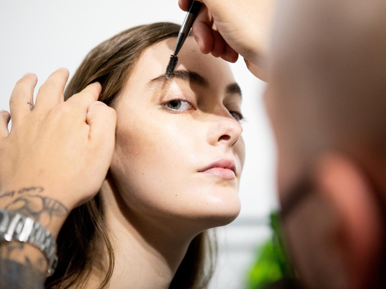 眉メイクをアップデート!セレブの描き方&愛用する「眉コスメ」