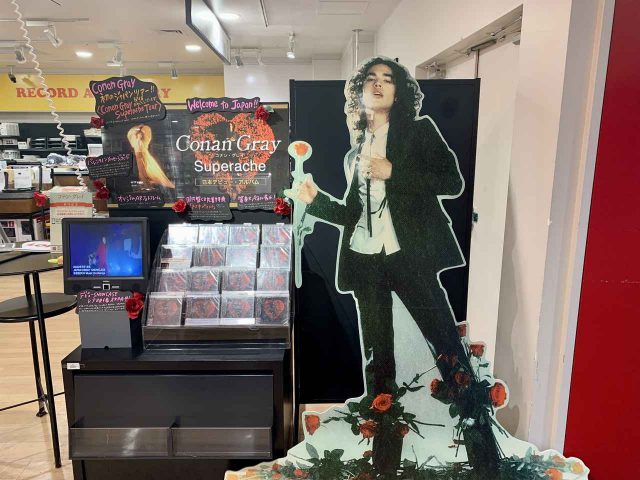 コナン・グレイのパネル展に行ったら来日公演が待ち遠しくなった【レポート】