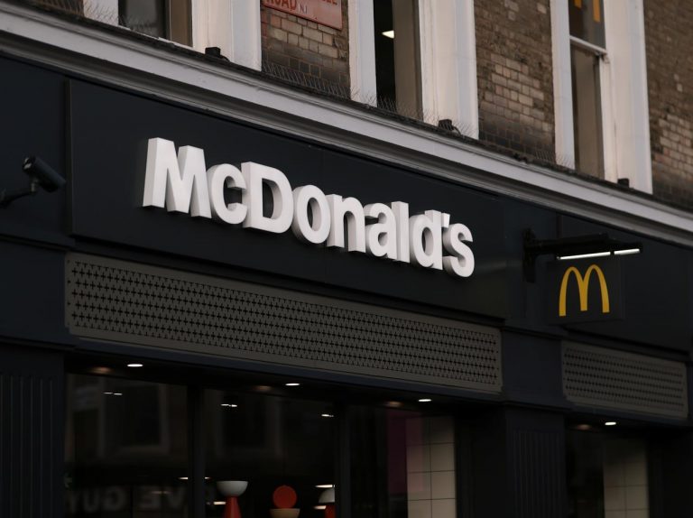 マクドナルドに10代グループが生きた&死んだ生物を持って…、警察出動