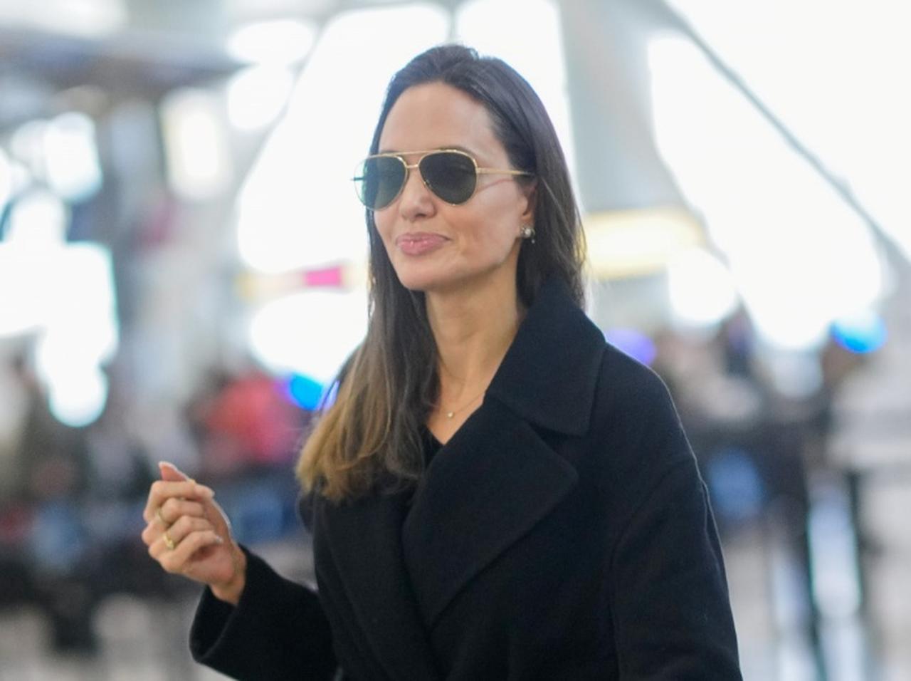 アンジェリーナ・ジョリー、もみくちゃの中で倒れた人を助ける