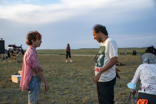 ティモシー・シャラメが“後輩に差し入れ”、ダンス、ハグ、舞台裏の素顔が良すぎる【ボーンズ アンド オール】