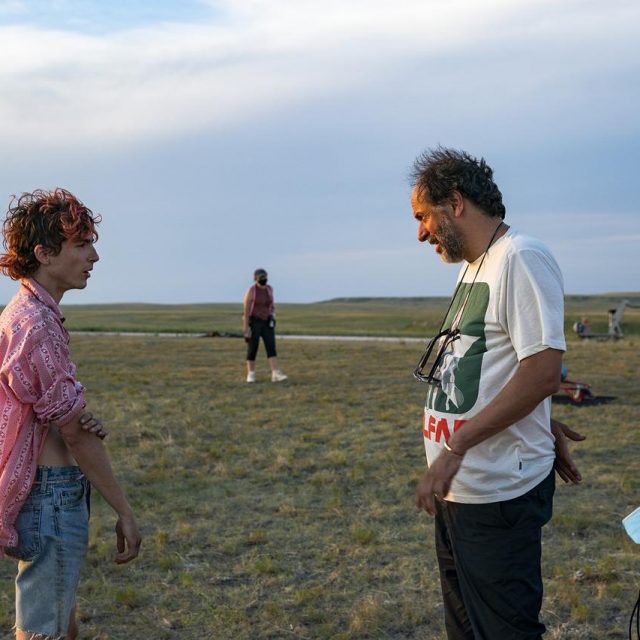 ティモシー・シャラメが“後輩に差し入れ”、ダンス、ハグ、舞台裏の素顔が良すぎる【ボーンズ アンド オール】