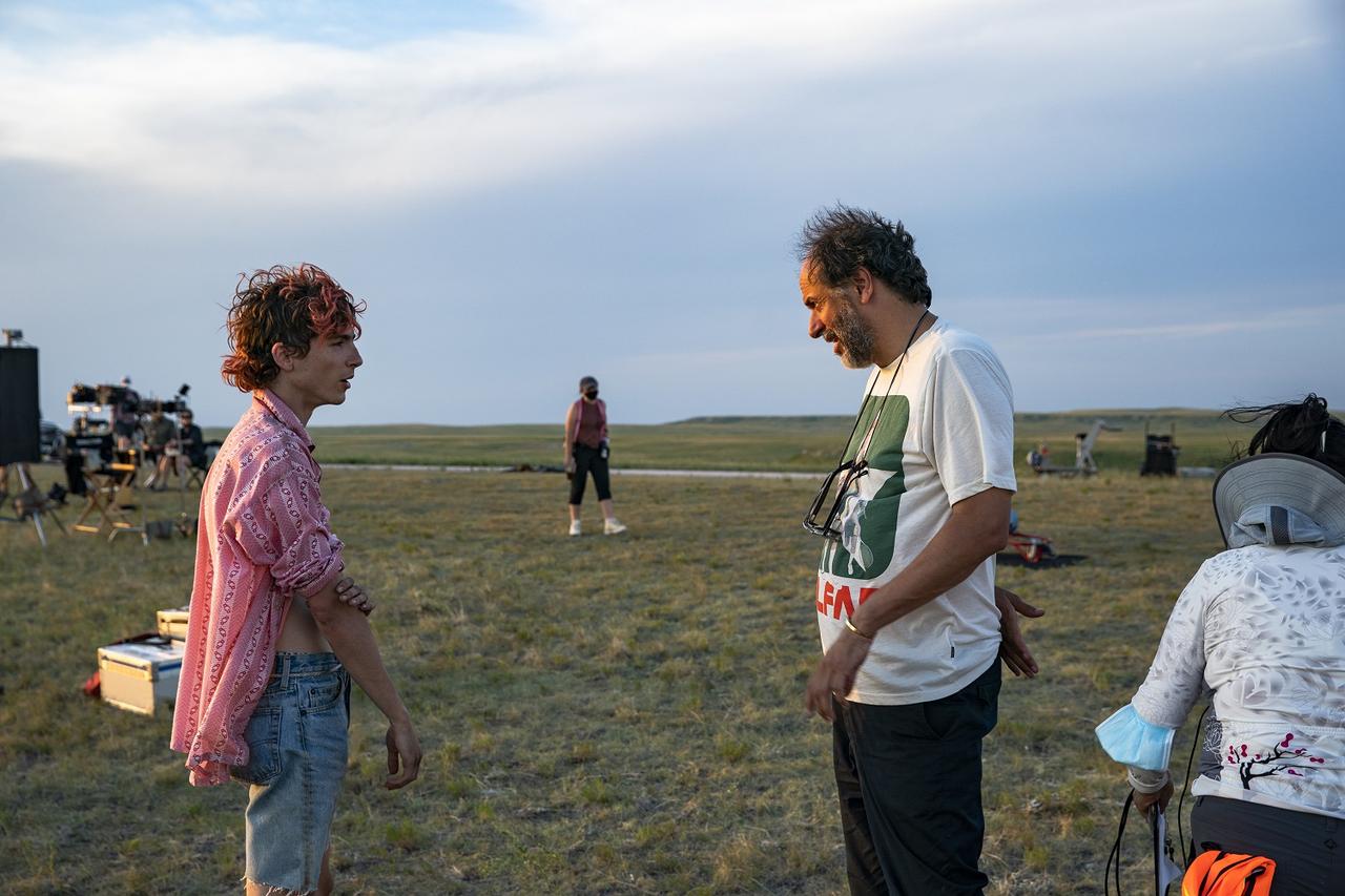 ティモシー・シャラメが“後輩に差し入れ”、ダンス、ハグ、舞台裏の素顔が良すぎる【ボーンズ アンド オール】