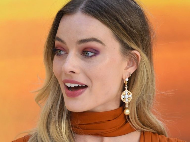 マーゴット・ロビー、セックスシーンの撮影後に「お尻の割れ目から見つかったもの」に赤面