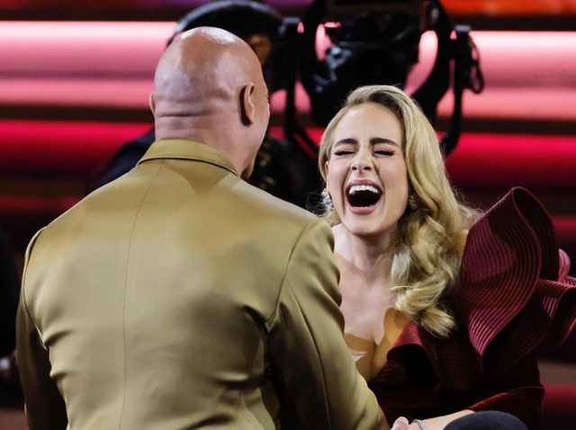 アデルに会うためサプライズ登場したドウェイン・ジョンソンの存在感がすごい【第65回グラミー賞】