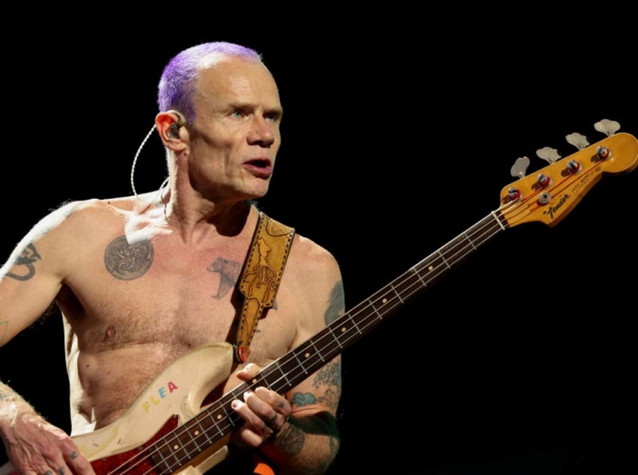 来日中レッド・ホット・チリ・ペッパーズのフリーが日本のファンに助けを求める