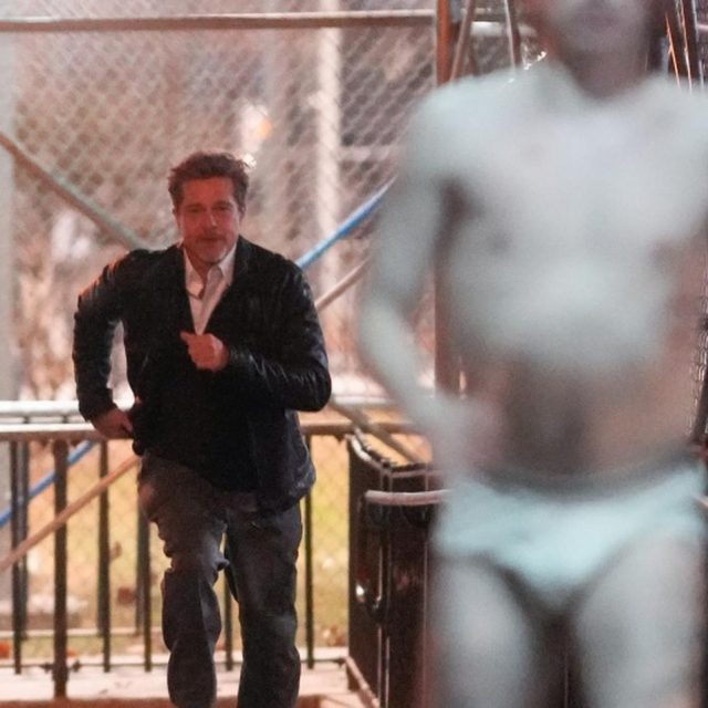 ブラッド・ピット、「パンツ一丁の男」を追いかける【写真アリ】