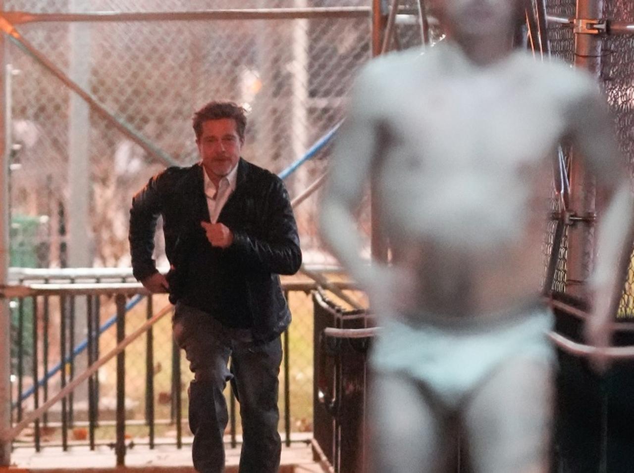 ブラッド・ピット、「パンツ一丁の男」を追いかける【写真アリ】