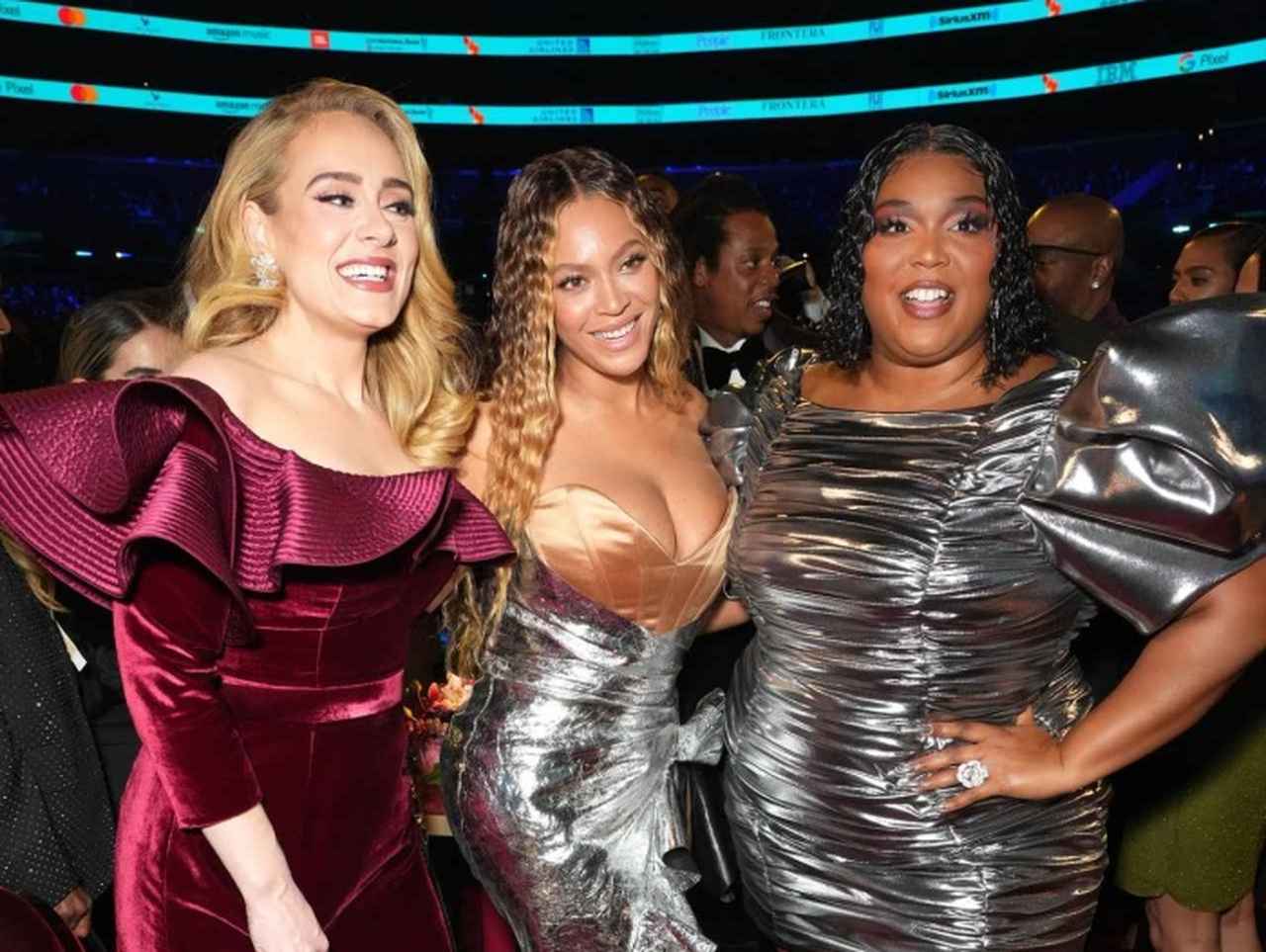 ビヨンセの大ファンであるアデルとリゾ、ビヨンセのスピーチ中に「ファンならではの行動」