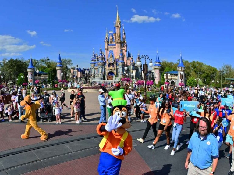 ディズニーランド、ゲストが「パレードに乱入」してグーフィーが困惑