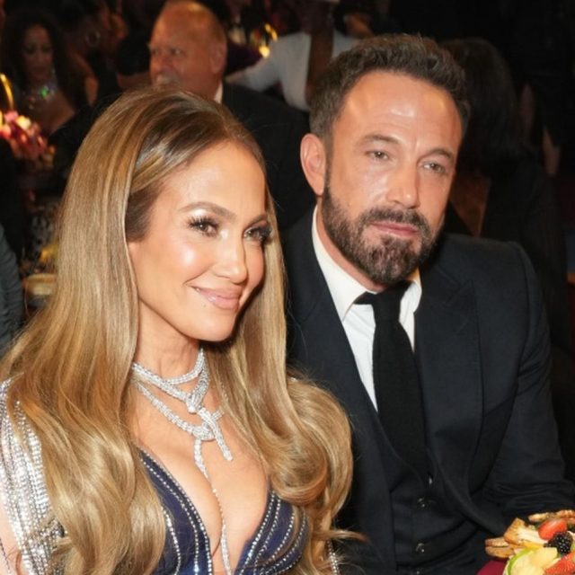 グラミー賞授賞式で“お疲れモード”のベン・アフレックに妻ジェニファー・ロペスは「何」を言った？