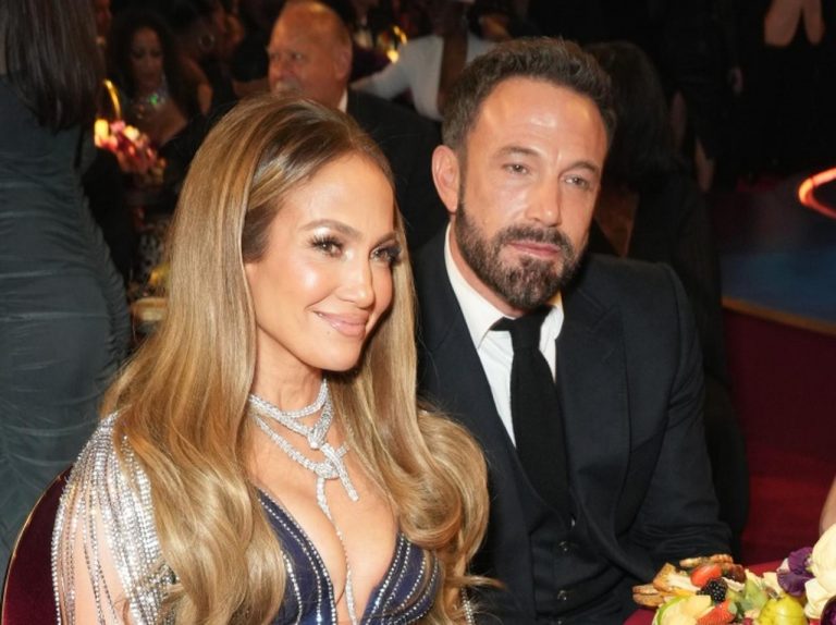 グラミー賞授賞式で“お疲れモード”のベン・アフレックに妻ジェニファー・ロペスは「何」を言った？