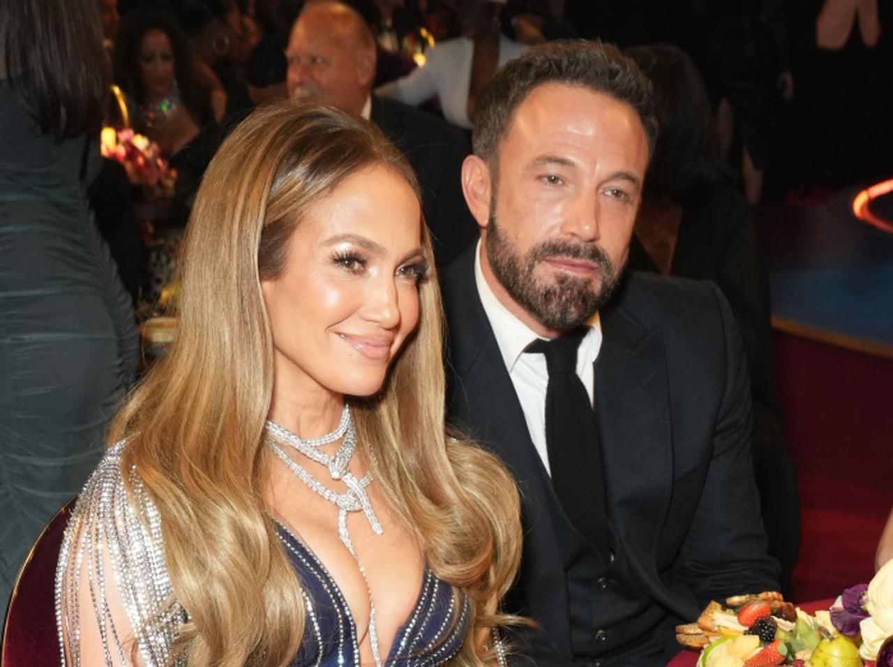 グラミー賞授賞式で“お疲れモード”のベン・アフレックに妻ジェニファー・ロペスは「何」を言った?