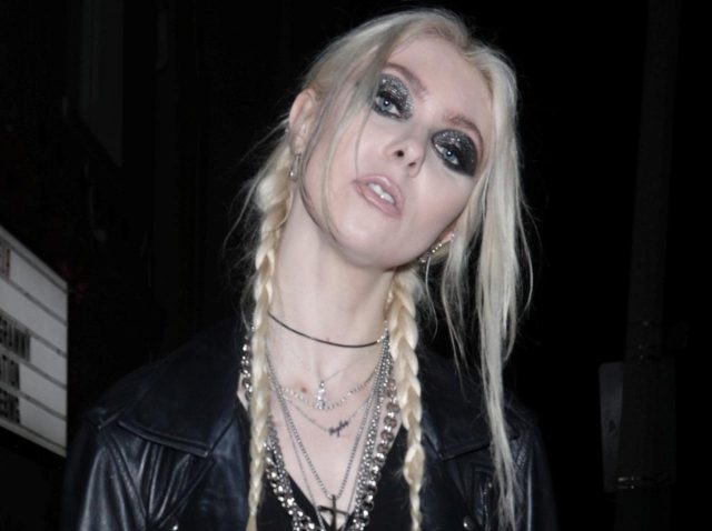 これこれ！『ゴシップガール』テイラー・モムセンが黒ワンピ×ブロンド三つ編みでパーティー【写真】