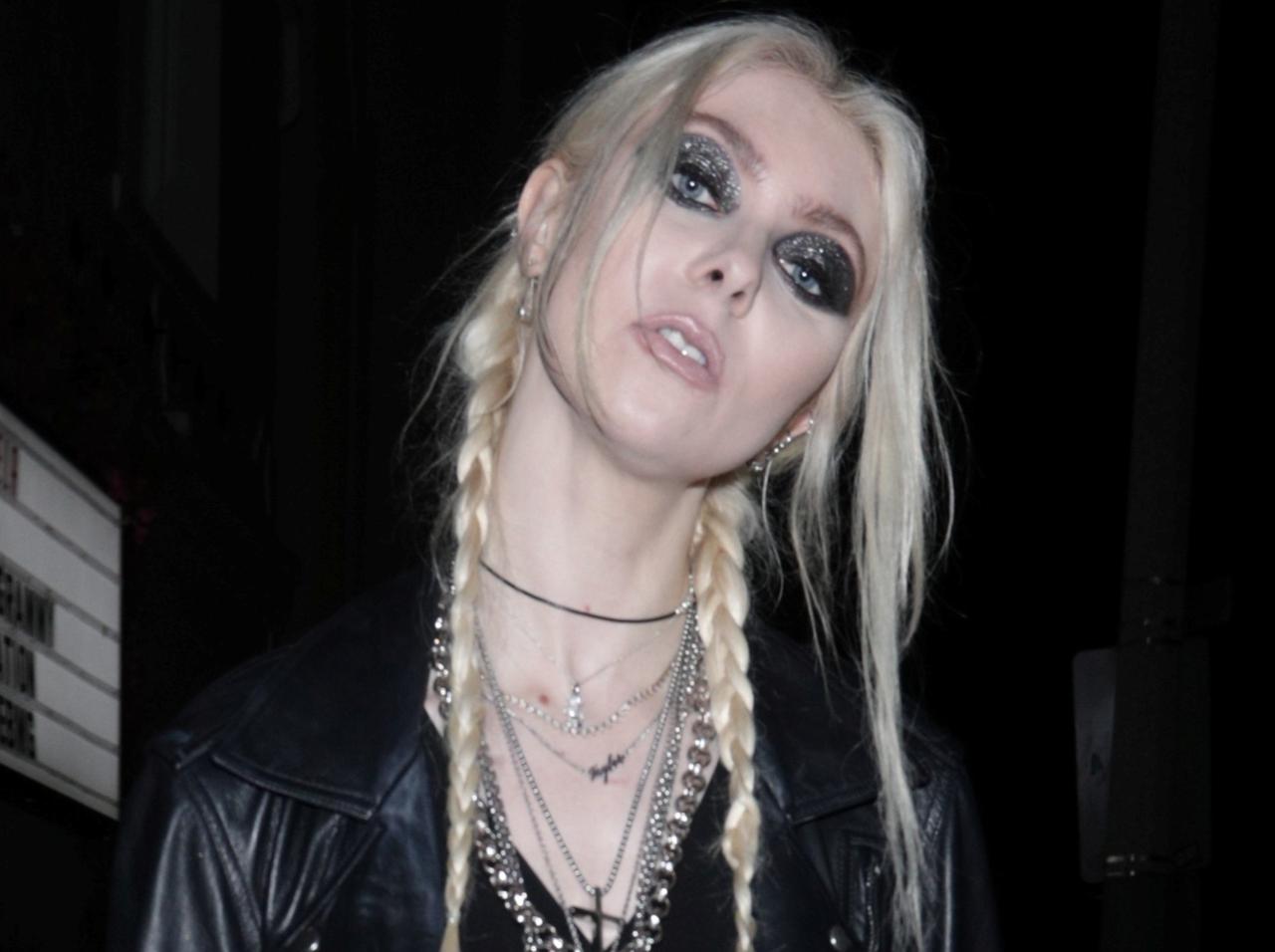 これこれ！『ゴシップガール』テイラー・モムセンが黒ワンピ×ブロンド三つ編みでパーティー【写真】