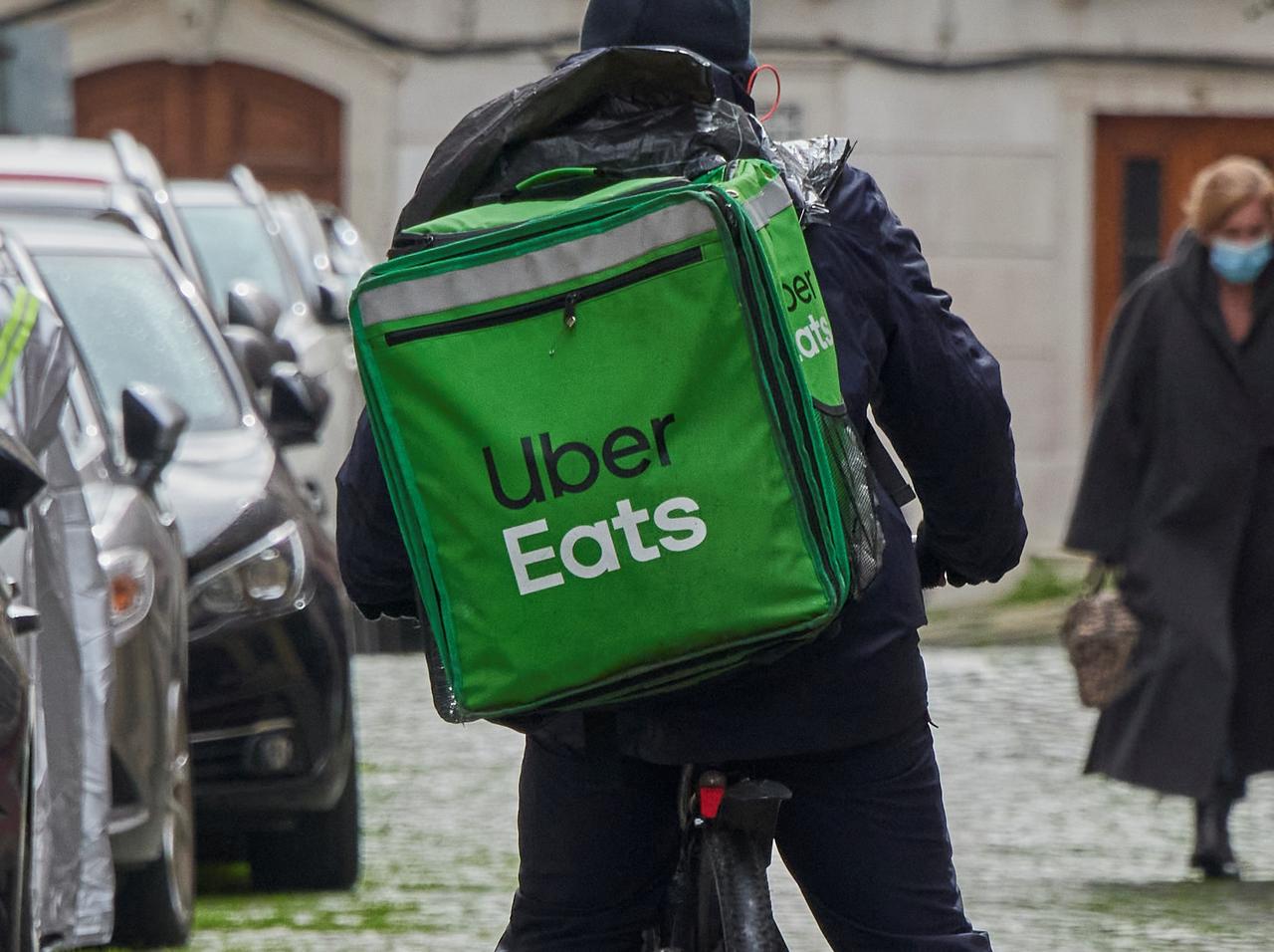 ウーバーイーツ配達員を“1年間専業”でやってみた→給料はいくらになった？