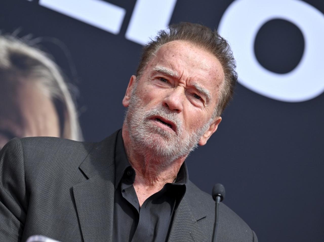 アーノルド・シュワルツェネッガーが運転する車が自転車と衝突