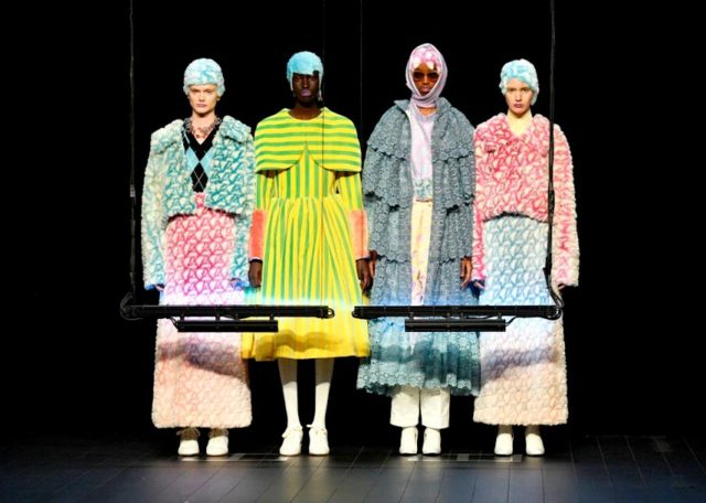 日本人デザイナーが手掛ける「UVライトで作る服」が世界中で話題に