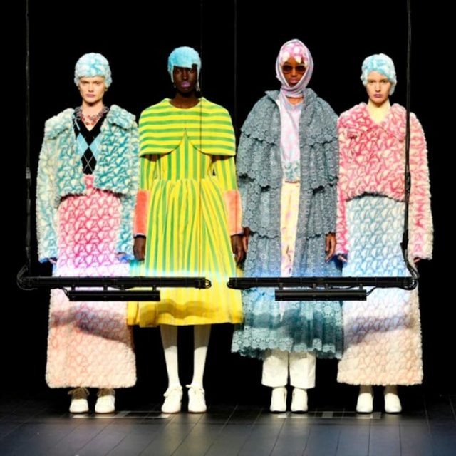 日本人デザイナーが手掛ける「UVライトで作る服」が世界中で話題に