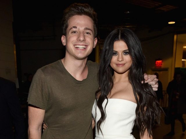 セレーナ・ゴメスが“セックスをさせてくれなかったこと”をチャーリー・プースは今でも根に持っている？「匂わせツイート」が炎上