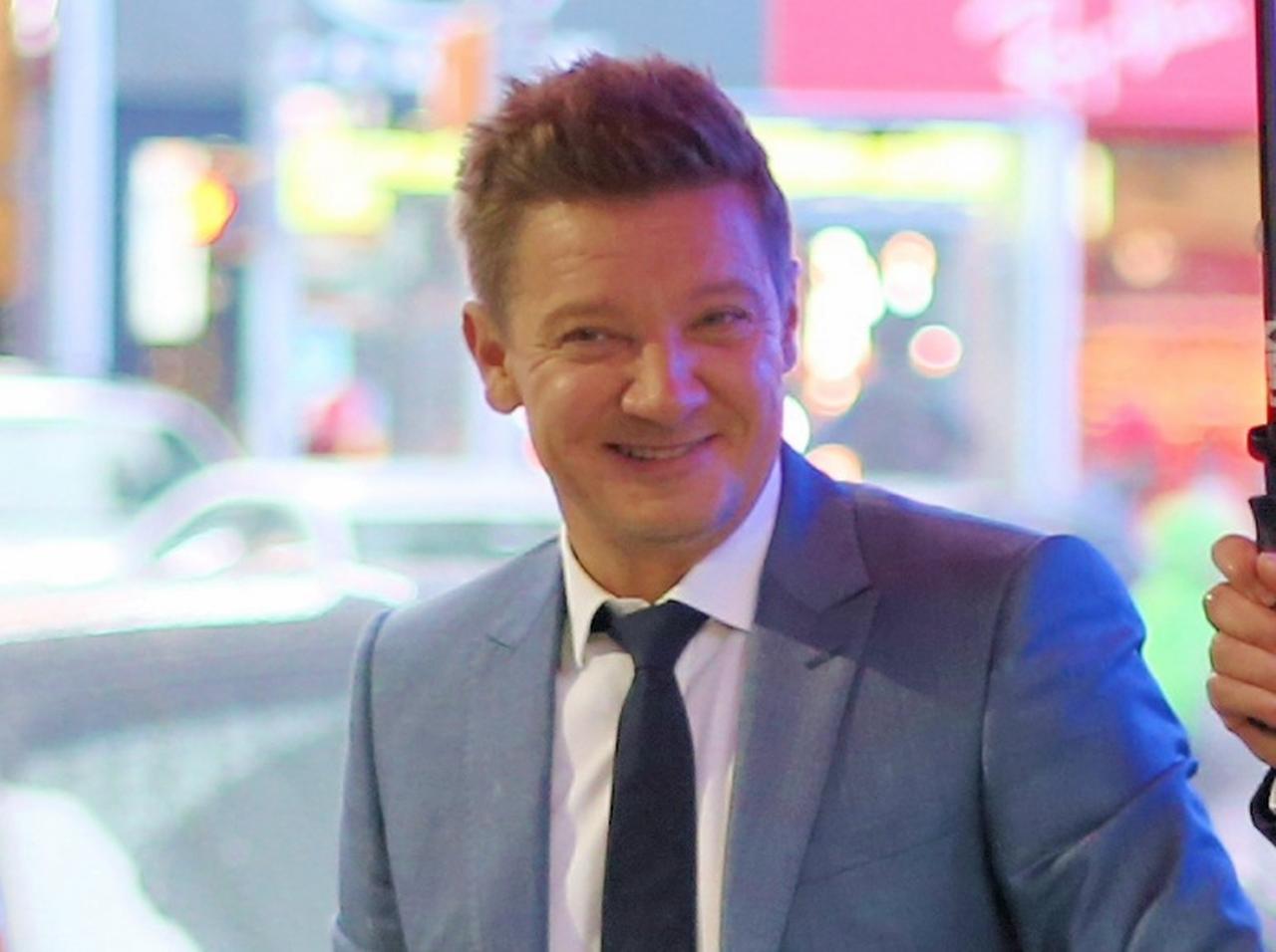 除雪車事故で重傷を負ったジェレミー・レナーが「元気そうな姿」を見せる【写真アリ】