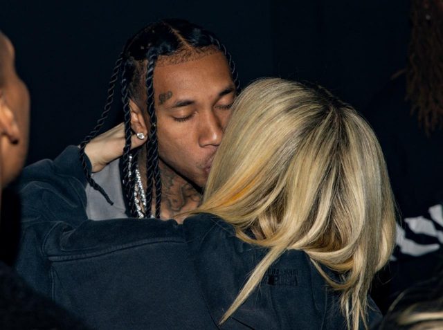 ついに撮られた！アヴリル・ラヴィーンと人気ラッパーがキス、元婚約者との思い出の場所で