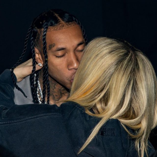 ついに撮られた！アヴリル・ラヴィーンと人気ラッパーがキス、元婚約者との思い出の場所で