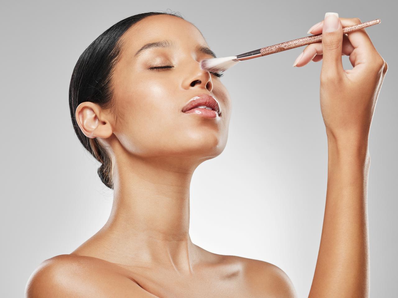 大人のツヤ肌!テカって見えないハイライトの上手な使い方