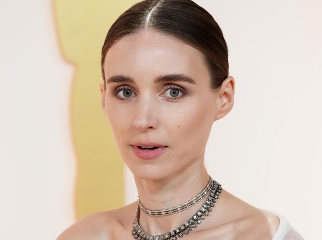 ルーニー・マーラ、アカデミー賞で「目立つのを拒否」する姿がキュートすぎる