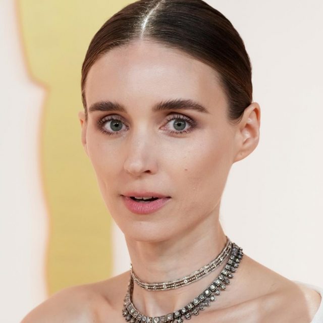 ルーニー・マーラ、アカデミー賞で「目立つのを拒否」する姿がキュートすぎる
