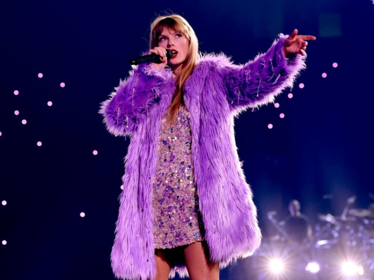【写真特集】テイラー・スウィフト、「時代」に合わせたツアー衣装をブランドと共に紹介！