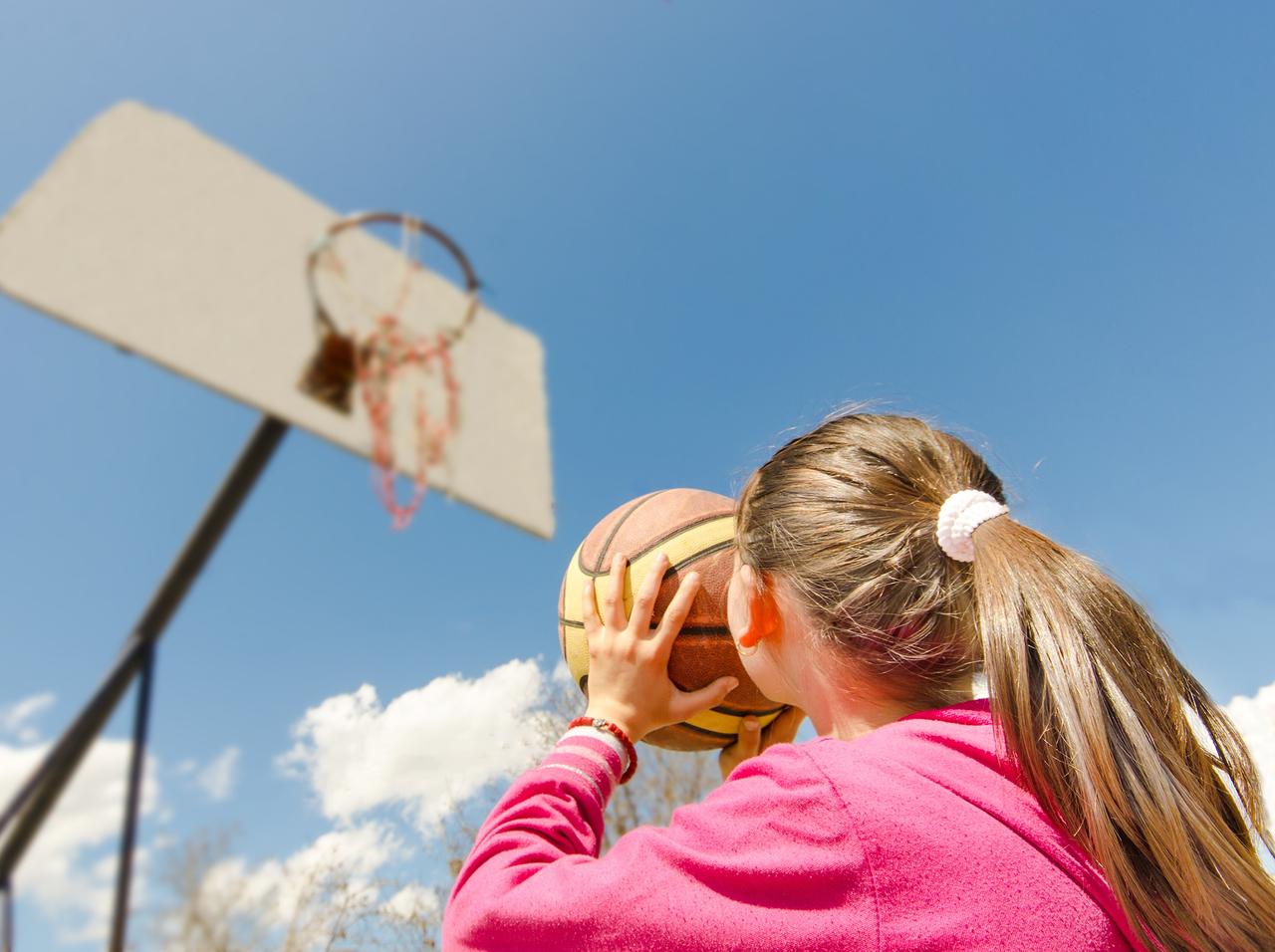 女バスチームが男子リーグで優勝もトロフィーは男子に、ルールで一波乱