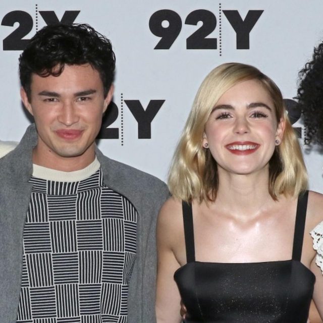 『サブリナ：ダーク・アドベンチャー』のキャストが再会！頬を寄せ合いギュー