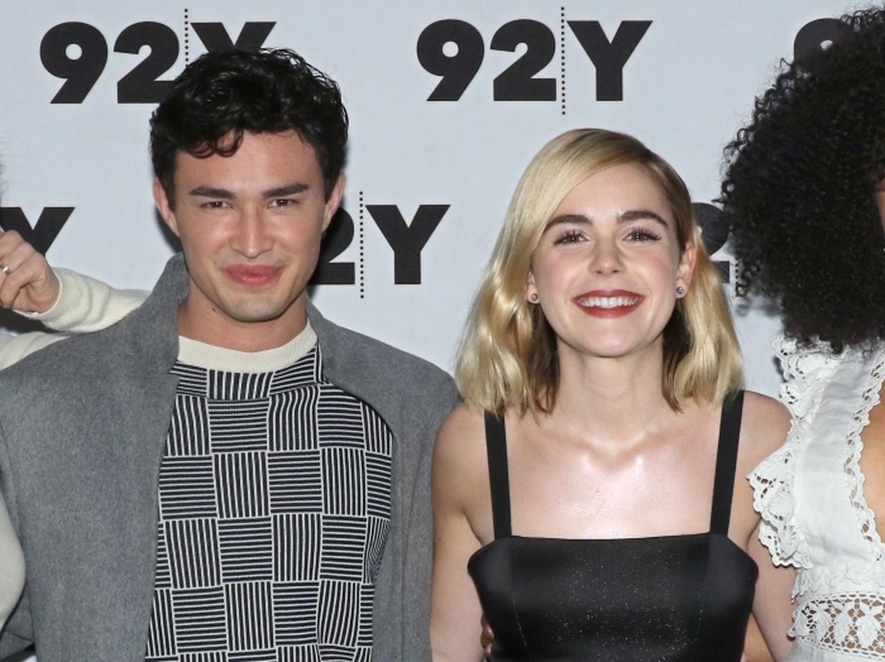 『サブリナ：ダーク・アドベンチャー』のキャストが再会！頬を寄せ合いギュー