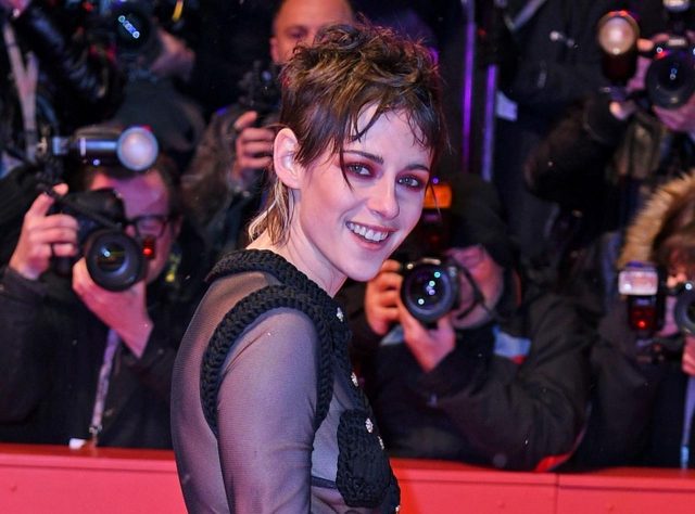 クリステン・スチュワート、シースルードレスは「ポケット」で胸を隠す