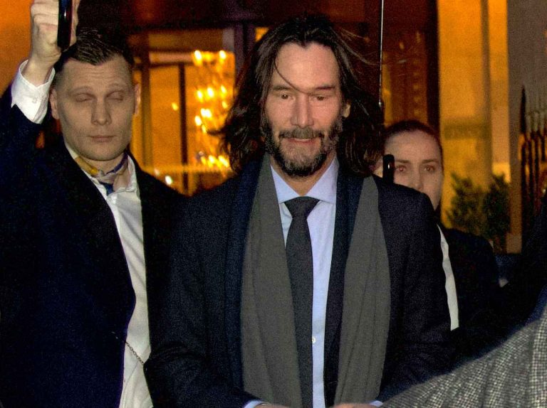 キアヌ・リーブス、こそっと手を振ってくれる様子が尊い【動画】