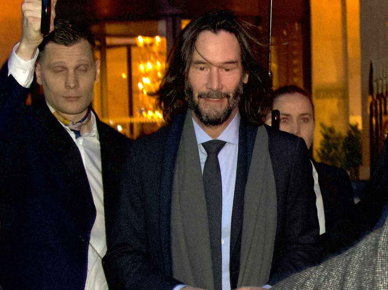 キアヌ・リーブス、こそっと手を振ってくれる様子が尊い【動画】