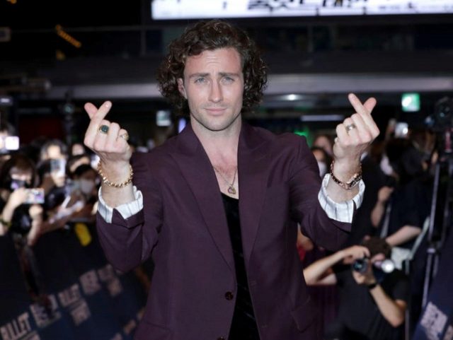 30代バキバキの腹筋美にズキュン、アーロン・テイラー＝ジョンソンの広告にセレブも興奮