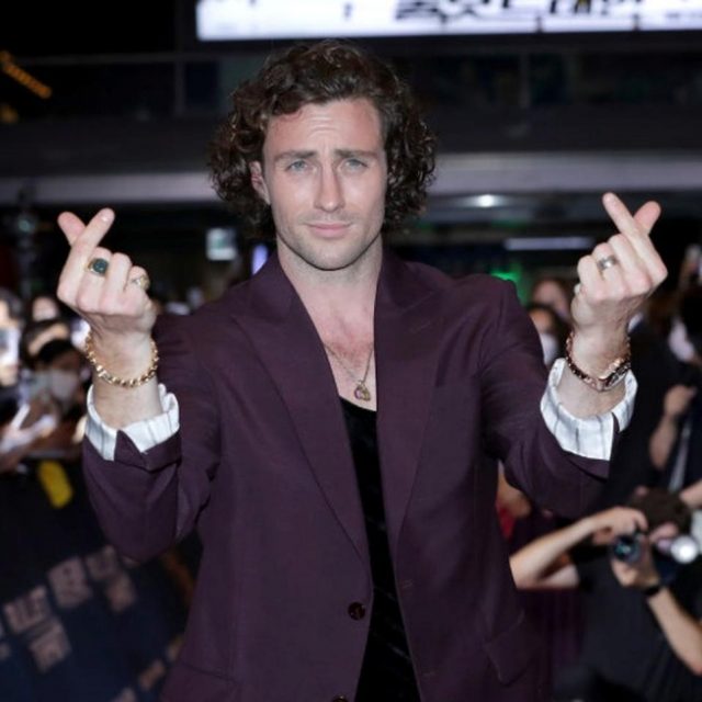 30代バキバキの腹筋美にズキュン、アーロン・テイラー＝ジョンソンの広告にセレブも興奮