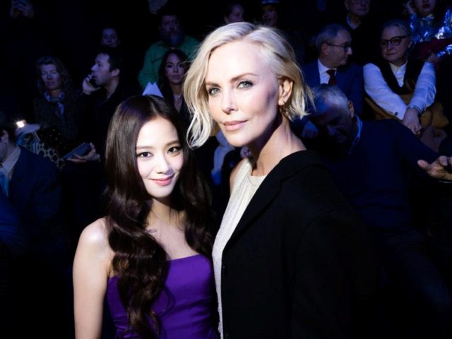 シャーリーズ・セロンがBLACKPINKのジスを守る姿にメロメロ