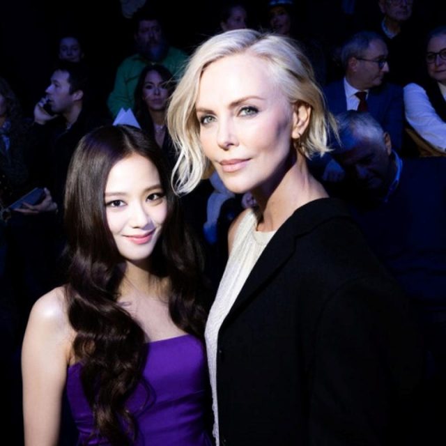 シャーリーズ・セロンがBLACKPINKのジスを守る姿にメロメロ
