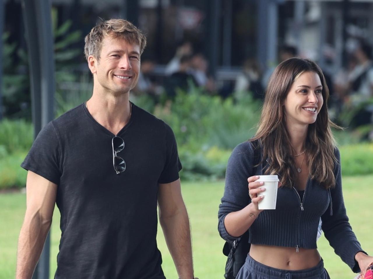 『トップガン』ハングマン役のグレン・パウエルが「いい彼氏」すぎる！花束を持ってお出迎え【写真アリ】