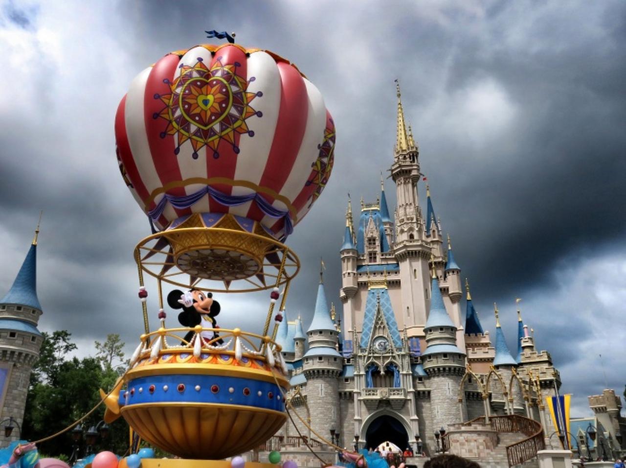 ディズニーランド、キャストがゲストの「セクハラ発言」に絶句