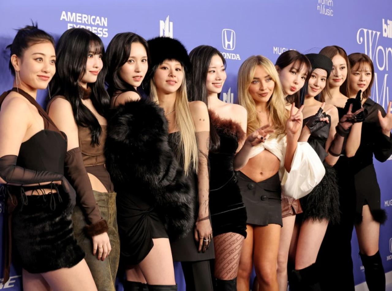 サブリナ・カーペンターがTWICEの一員に!?グループ集合写真にしれっと混ざる