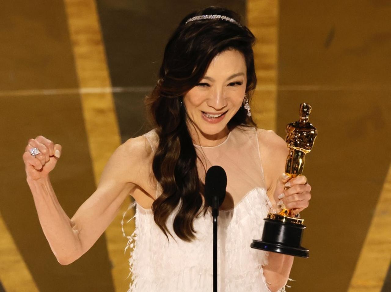 『エブエブ』ミシェル・ヨーがアカデミー主演女優賞を受賞、アジア系の若者に「夢は叶う」とエール【スピーチ全訳】