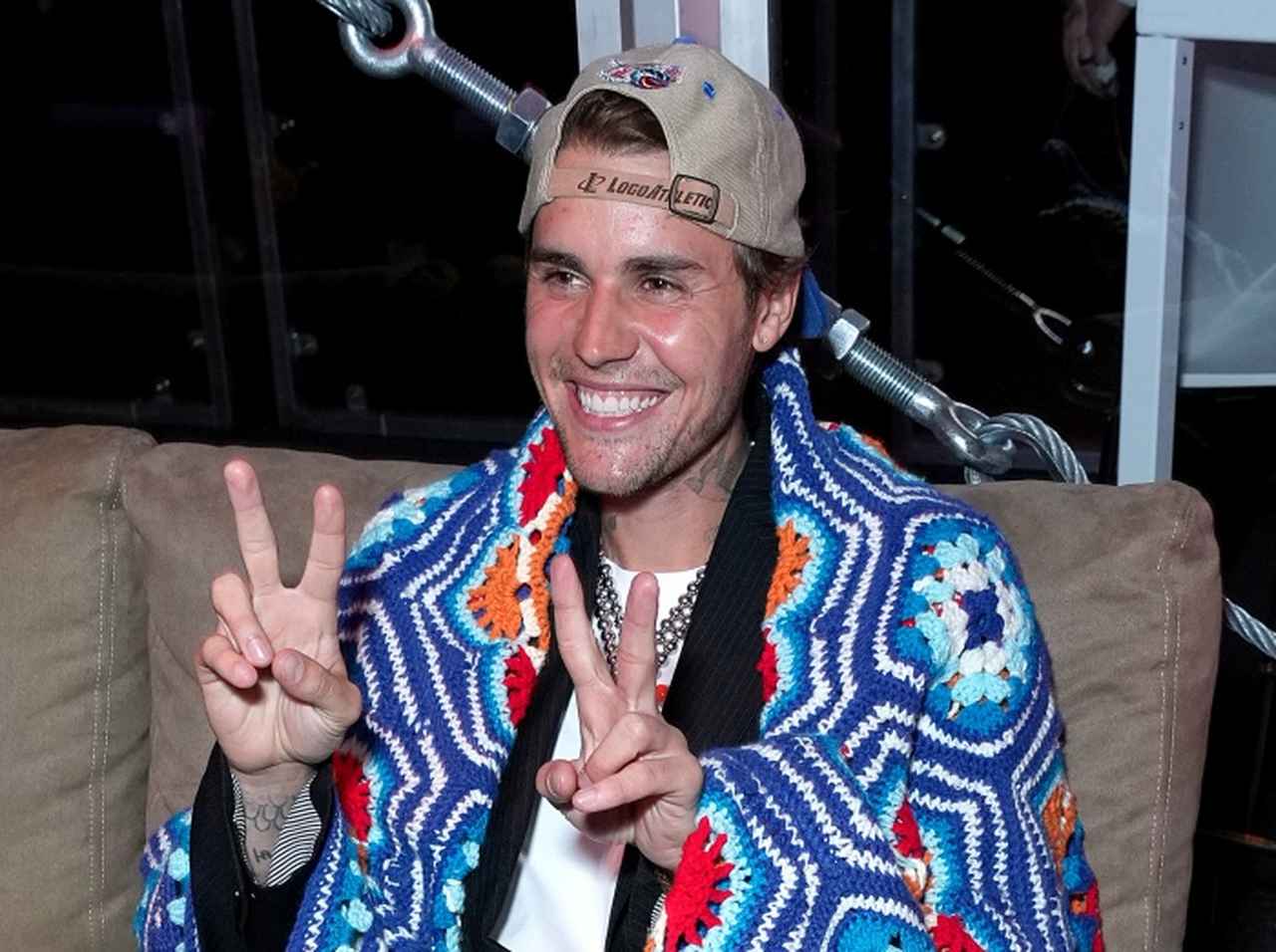 ジャスティン・ビーバーが「満面の笑み」を見せる、顔面麻痺の病気から順調回復