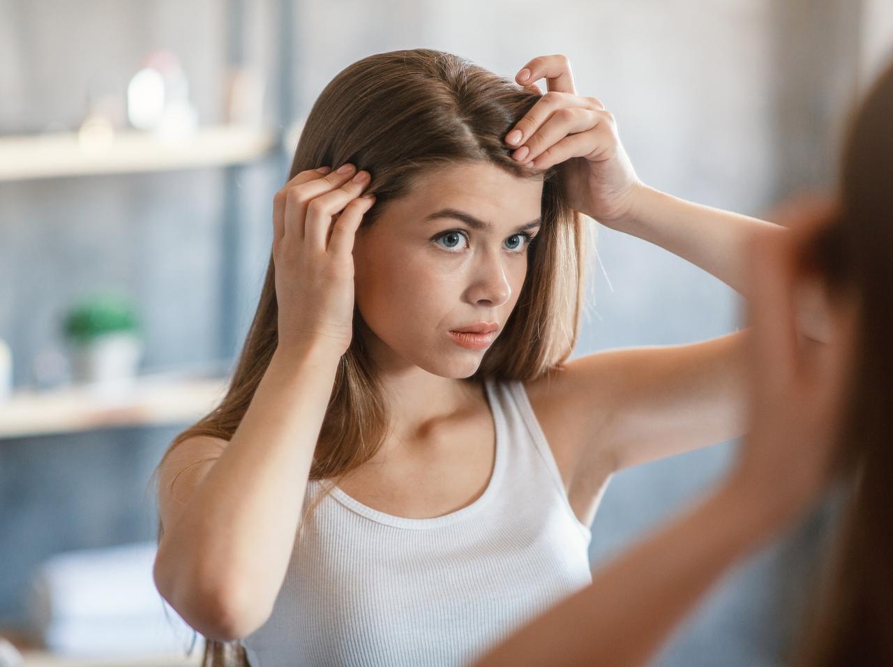白髪を抜くのは本当にダメ?毛髪診断士に聞いた、白髪を発見した後の対処法